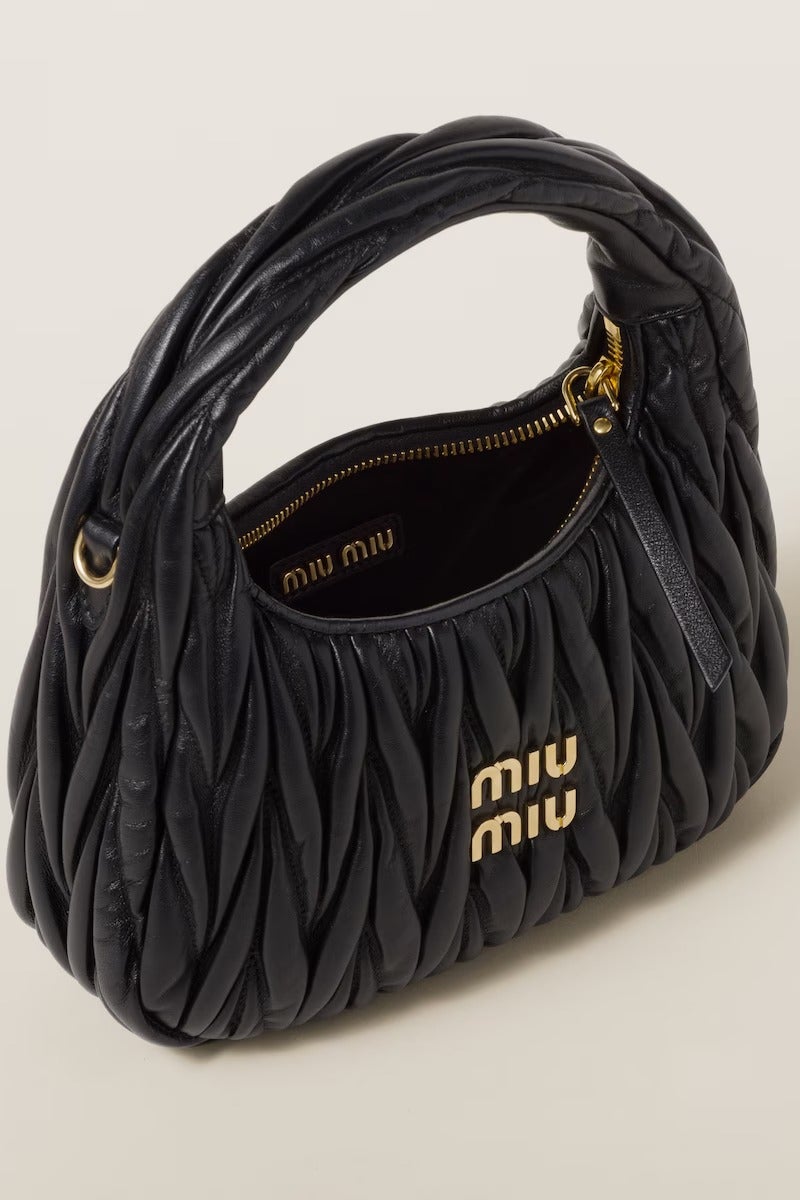 حقيبة كتف هوبو من جلد النابا من ماركة Miu Miu Wander مزودة بحزام للارتداء عبر الجسم وإغلاق بسحاب - Image 4