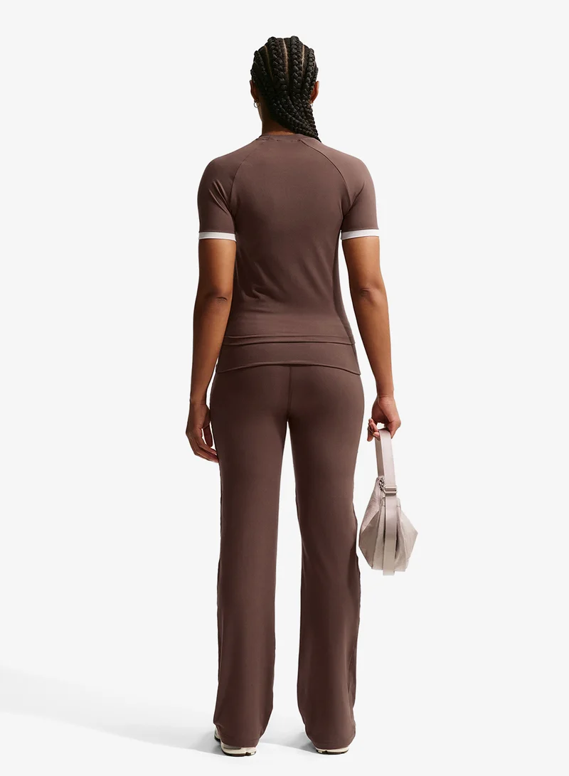 نايكي بنطلون رياضي لامع واسع