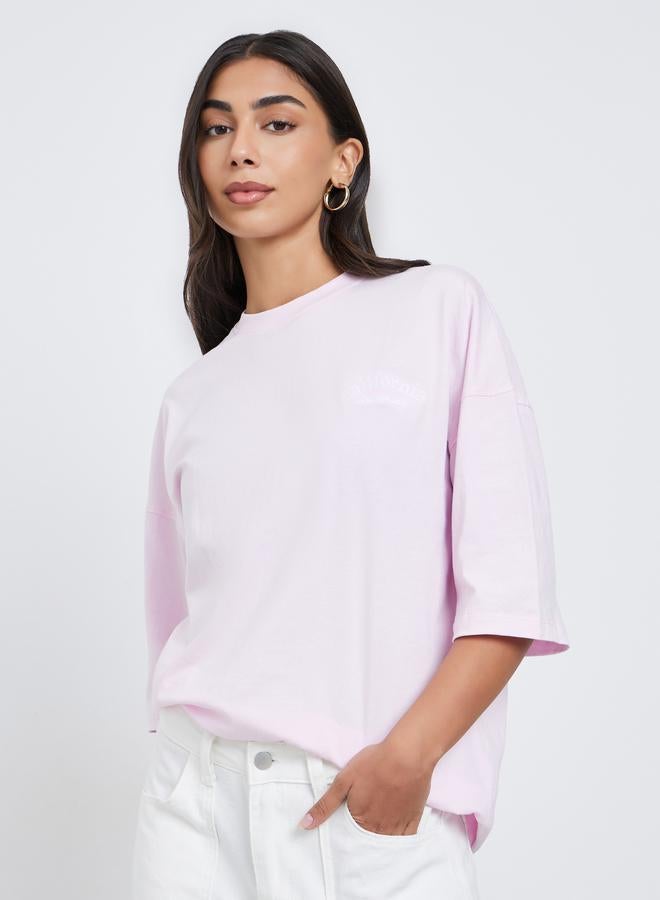 ستايلي تيشيرت واسع مُطرّز بتفاصيل مشطوفة - Image 1