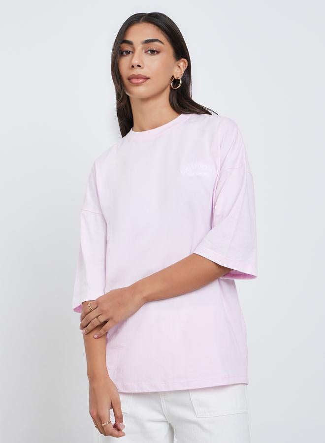 ستايلي تيشيرت واسع مُطرّز بتفاصيل مشطوفة - Image 3