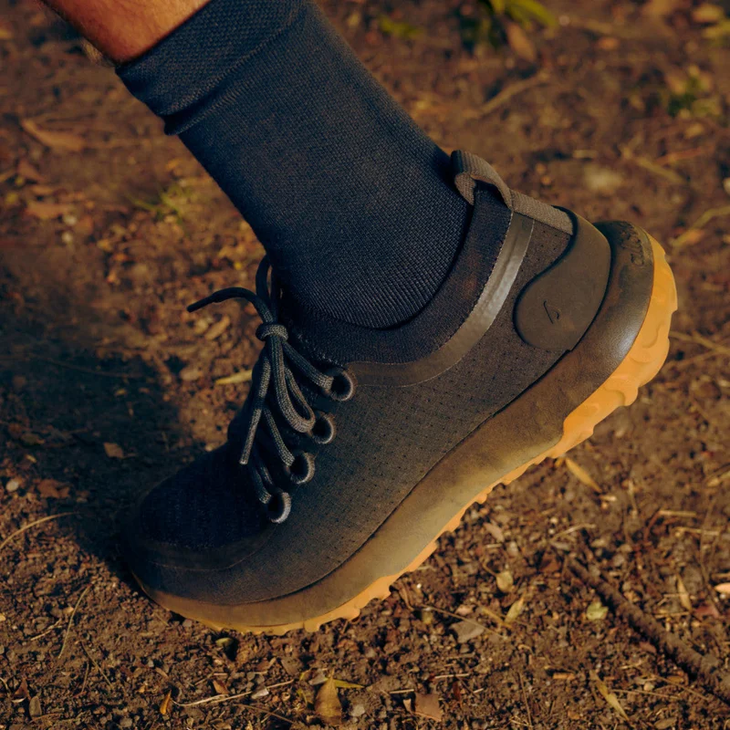 Allbirds حذاء جري رجالي للطرق الوعرة أسود طبيعي بنعل كاكي متين