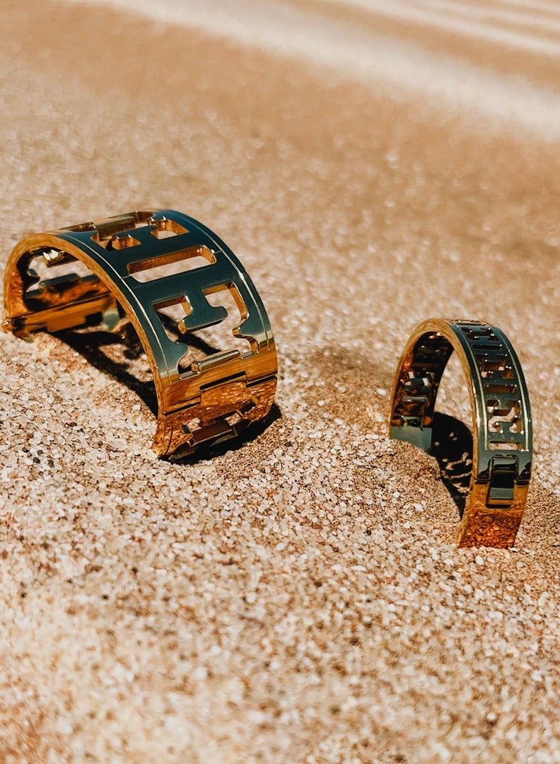 إسكادا خاتم إستيل مطلي بالذهب بشعار مقصوص وكريستالات لامعة - Image 3