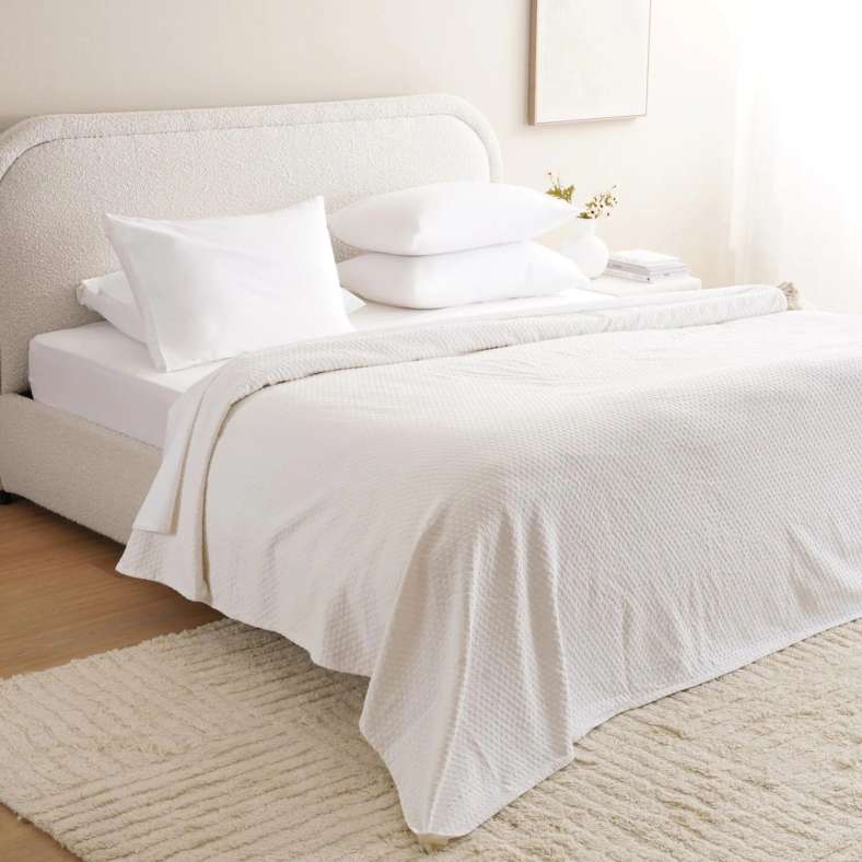 Pan Home غطاء سرير قطن ناعم بنقوش مربعة - أبيض - Image 1