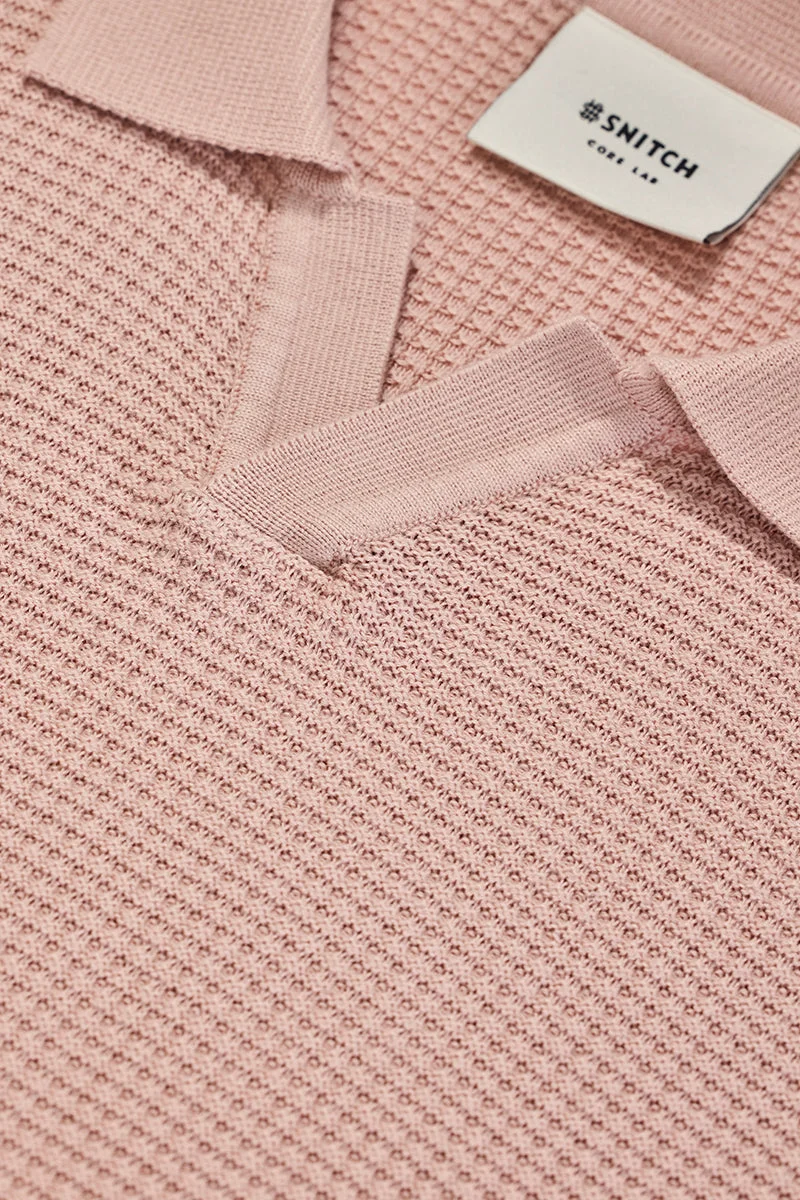 SNITCH تيشيرت بولو وردي فاتح من كور لاب بنقشة بارزة