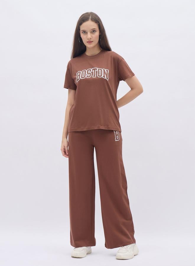 ستايلي طقم تي شيرت بوكسي برسومات ستايلي بني وبنطلون جوجر واسع - Image 2