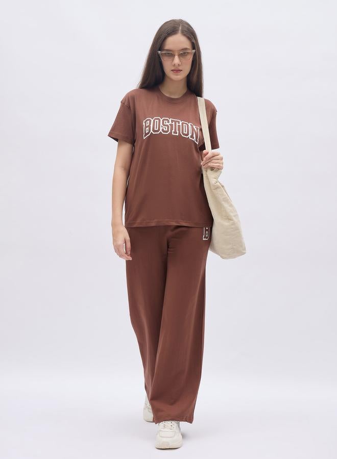 ستايلي طقم تي شيرت بوكسي برسومات ستايلي بني وبنطلون جوجر واسع - Image 1