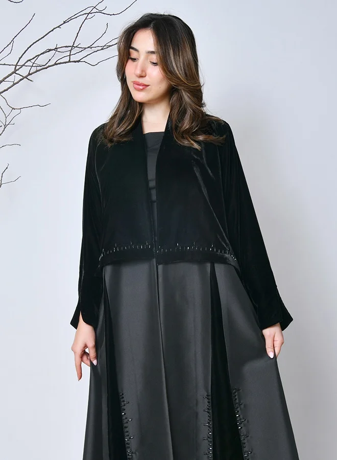 عبايات حوراء عباية مخمل فاخرة بتصميم كلاسيكي راقٍ – أسود