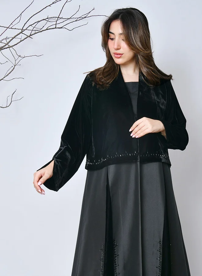 عبايات حوراء عباية مخمل فاخرة بتصميم كلاسيكي راقٍ – أسود