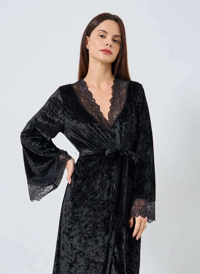 ستايلي روب مخمل بتفاصيل دانتيل مُتباينة