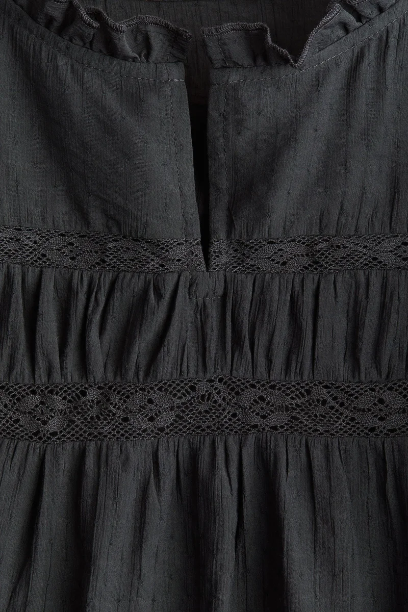 اتش اند ام بلوزة مزينة بحواف مكشكشة