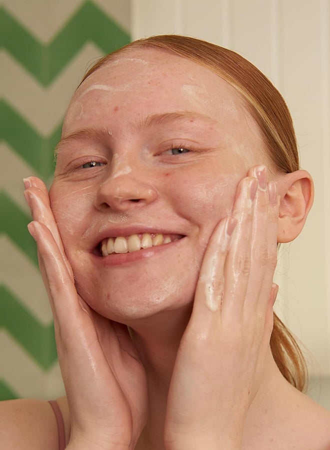 THE BODY SHOP غسول وجه مزيل للبقع من شجرة الشاي مع حمض الساليسيليك | يقلل البقع في 7 أيام | منظف جل إلى رغوة للبشرة الدهنية والمعرضة للبقع | مكونات طبيعية بنسبة 91%، نباتي، 400 مل - Image 3