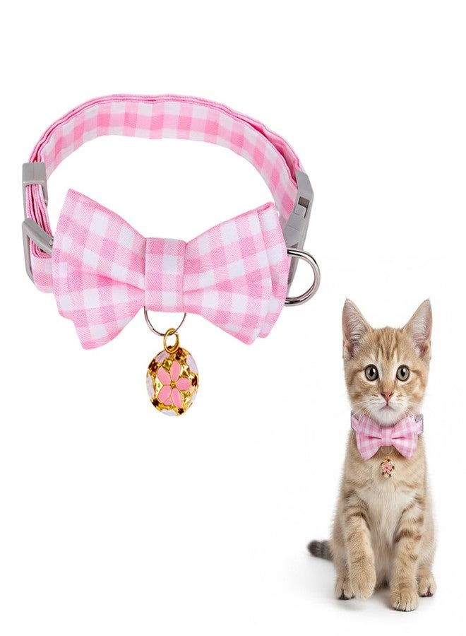 Qpets طوق قطط Qpets® مع جرس، طوق قابل للتعديل من 23 إلى 33 سم للقطط الصغيرة والحيوانات الأليفة - تصميم فيونكة من القطن الناعم بنقشة مربعات، مشبك أمان سريع الفتح، إكسسوار قلادة خفيف الوزن وقابل للفصل (وردي) - Image 1