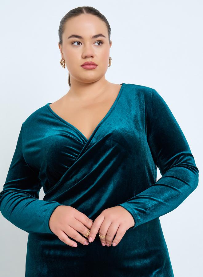 ستايلي فستان طويل بتصميم ملفوف ومظهر مخملي مقاس كبير - Image 3