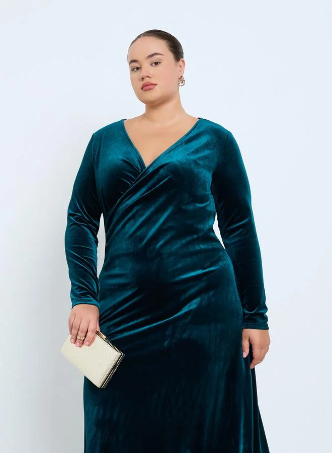 ستايلي فستان طويل بتصميم ملفوف ومظهر مخملي مقاس كبير