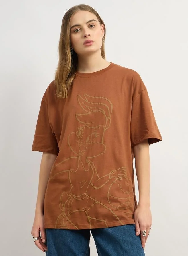 ستايلي تيشيرت طويل بطبعة جرافيك ورقبة دائرية بقصة واسعة