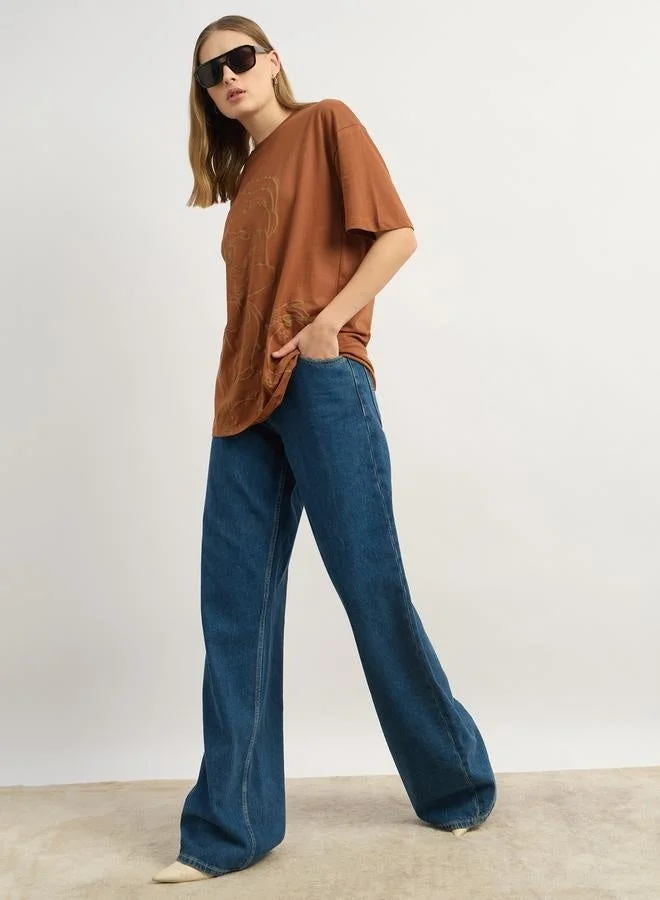 ستايلي تيشيرت طويل بطبعة جرافيك ورقبة دائرية بقصة واسعة