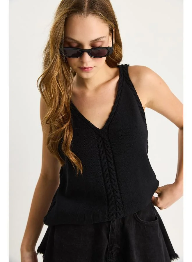 جينجر بلوزة كروشيه بياقة على شكل حرف  وأشرطة