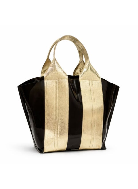 حقيبة توتي باج بلاستيك بخطوط باللونين الأسود والذهبي تجمع بين الأناقة والعملية، وتوفر مساحة تخزين واسعة تناسبك طوال اليوم على الشاطئ أو حمام السباحة أو في المدينة.