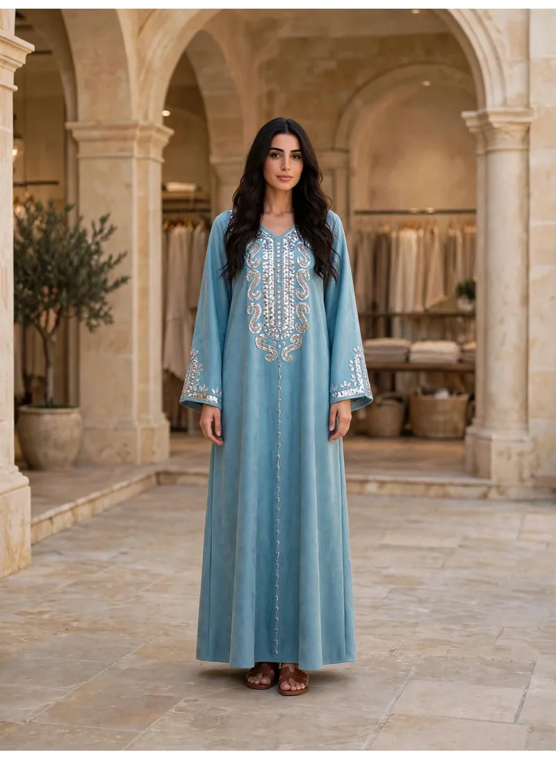 اكسا جلابية ملابس شتوية شامواه مطرزة بالترتر والكريستال للنساء من إكسا - قفطان طويل IKW1158