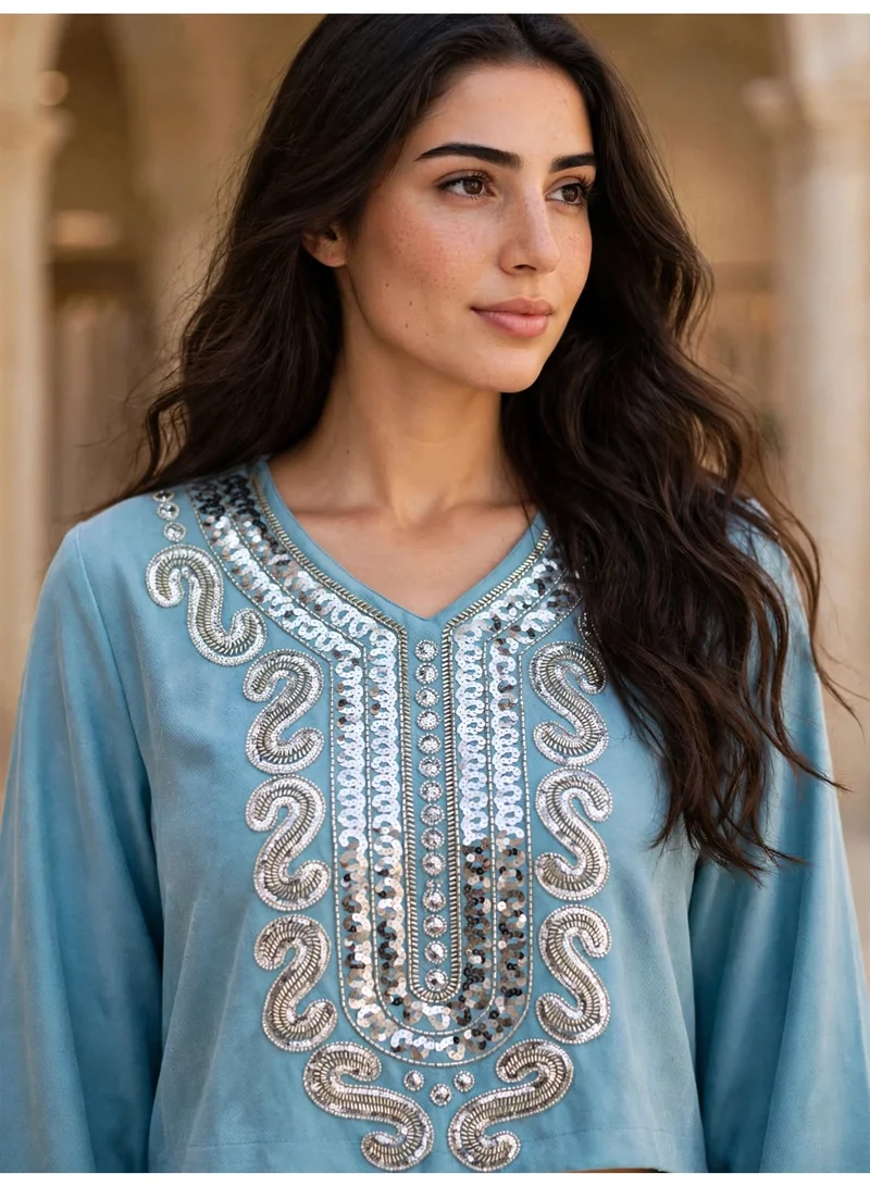 اكسا جلابية ملابس شتوية شامواه مطرزة بالترتر والكريستال للنساء من إكسا - قفطان طويل IKW1158