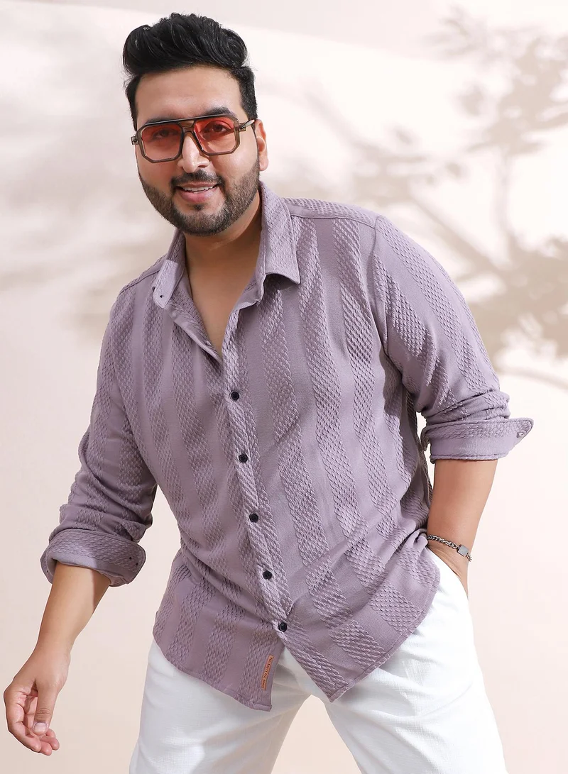 انستافاب بلس قميص رجالي بألواح منسوجة بلون بنفسجي فاتح من إنستافاب بلس للملابس الكاجوال بياقة ممتدة وأكمام طويلة بأزرار ومقاس كبير بتصميم مريح للارتداء اليومي