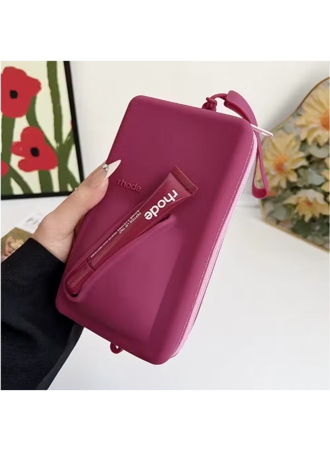 رود حقيبة رود بحزام قابل للتعديل وملمع شفاه - أنيقة وصغيرة الحجم ومثالية لمستحضرات التجميل أثناء التنقل والضروريات اليومية - بنفسجي غامق - Image 1