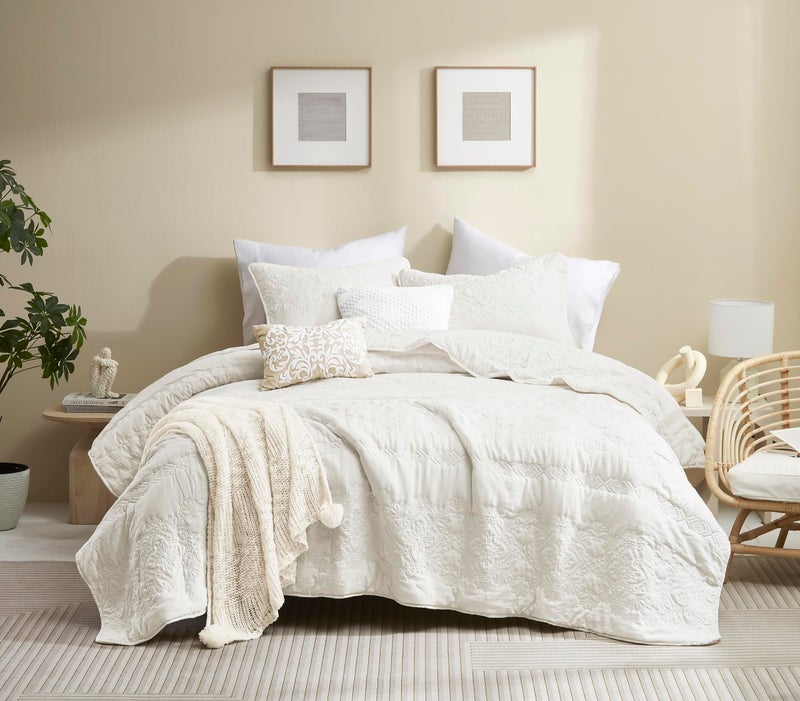 B2EVER Boho Ivory Quilt Twin Size Bedding Sets with Pillow Sham, Bohemian Lightweight Soft Bedspread Coverlet, Cream Farmhouse Floral Vintage Thin Comforter Bed Cover for All Season, 2 Pieces, 68x90 inches - Image 1