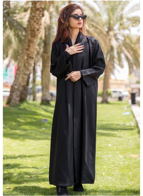 عباية عربية نوبل بياقة مفتوحة على شكل حرف V من الأمام والخلف، عمل آري وأكمام باللون الأسود