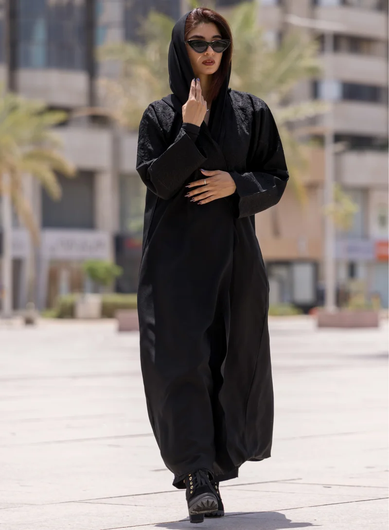 فاشون لاين عباية عربية نوبل بياقة مفتوحة على شكل حرف V من الأمام والخلف، عمل آري وأكمام باللون الأسود
