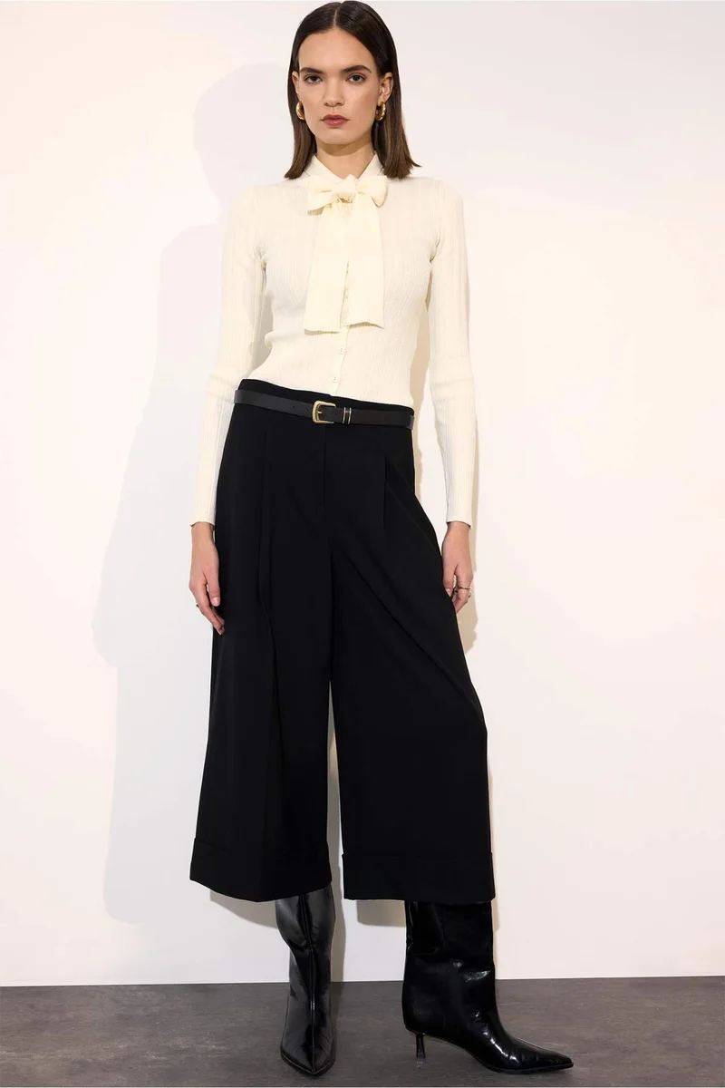 ديفاكتو High Waist Crop Fit Trousers