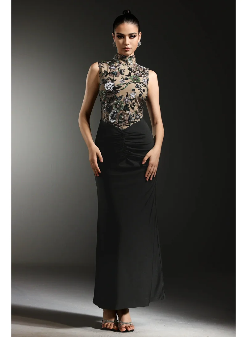 بيلا بارنيت فستان أسود ماكسي ضيق مزين بالترتر من إليزابيث فلاورز