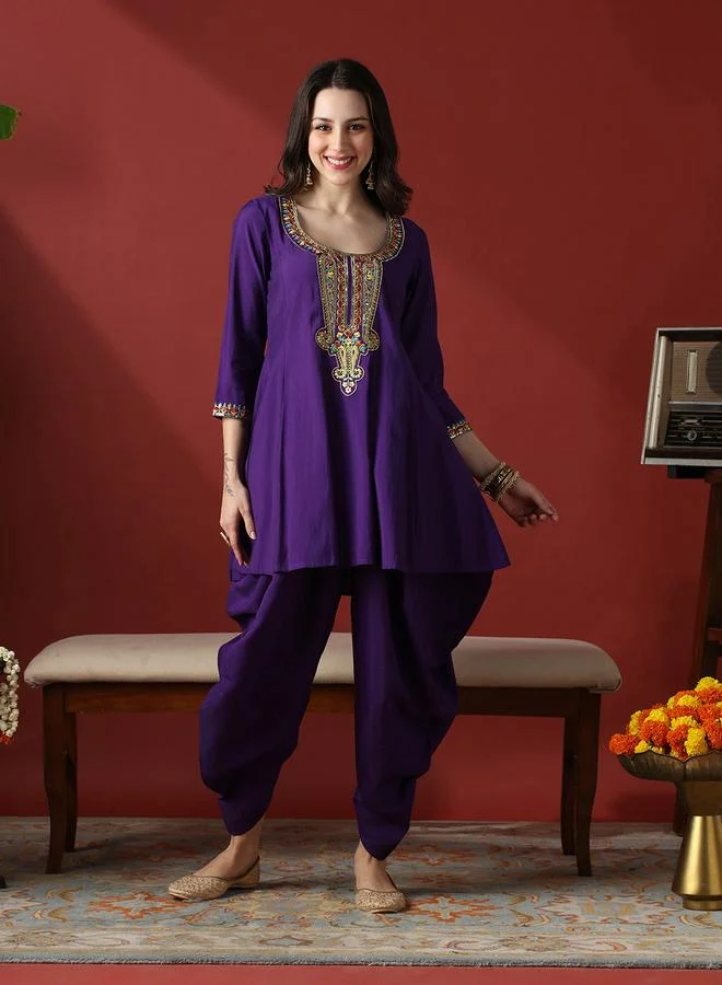 جلو باص طقم منسق من تونيك مزين بالترتر وبنطال دوتي