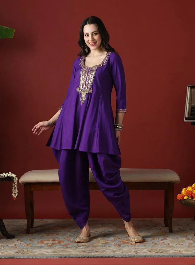 جلو باص طقم منسق من تونيك مزين بالترتر وبنطال دوتي