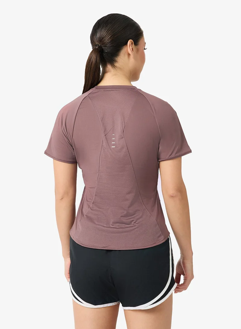 نايكي قميص سوفت دراي فيت بشعار