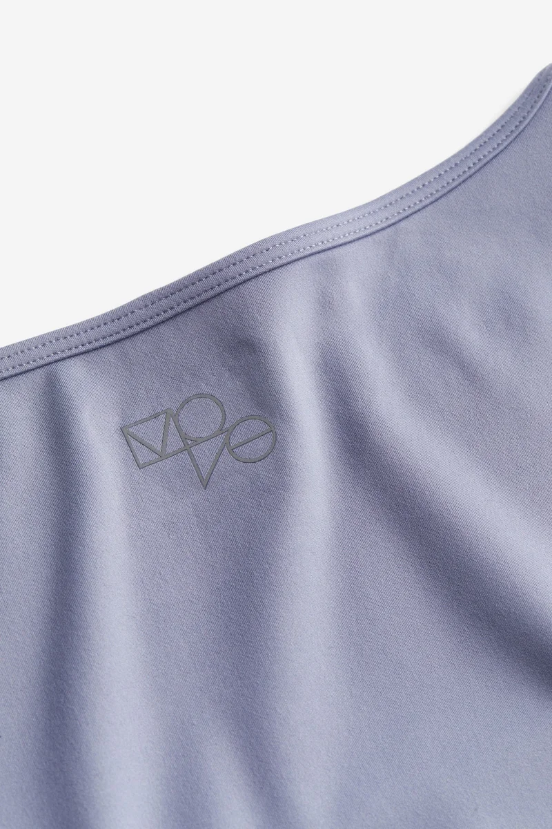 اتش اند ام بلوزة رياضية قصيرة من نسيج سوفت موف