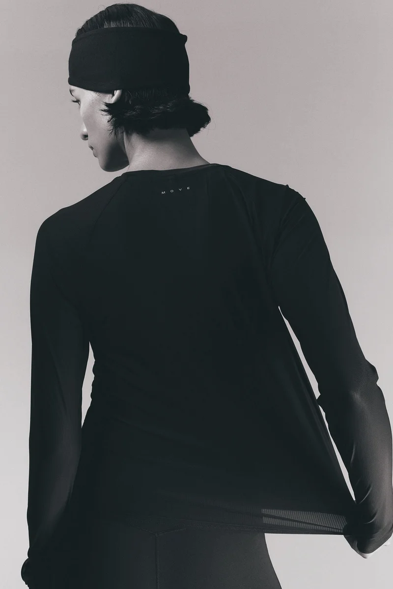 اتش اند ام بلوزة للركض من نسيج دراي موف™