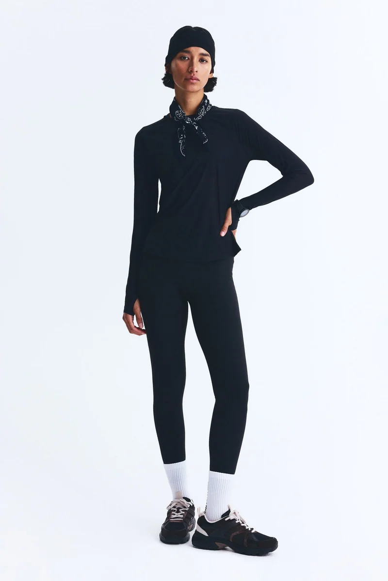 اتش اند ام بلوزة للركض من نسيج دراي موف™