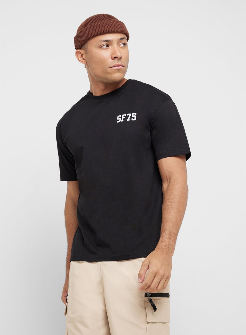 سفنتي فايف تيشيرت بطباعة جرافيك كبير الحجم - Image 2