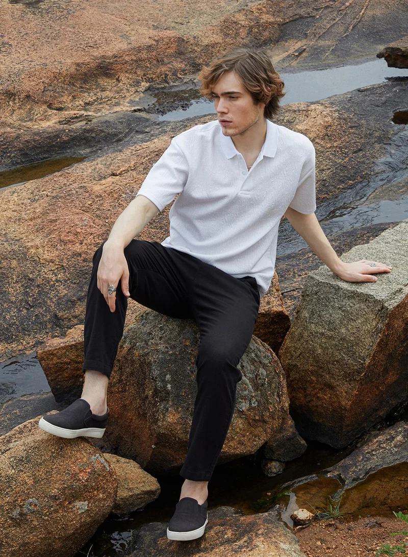 Campus Sutra Men's Daisy White Ripple-Tactile T-Shirt