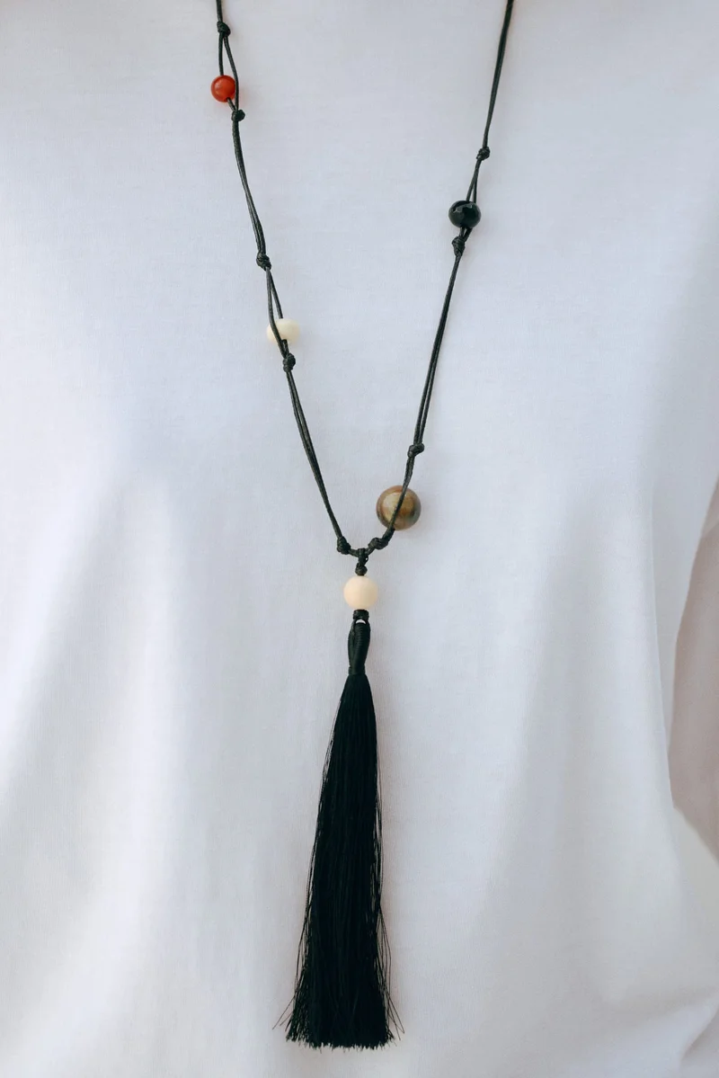 اتش اند ام قلادة بحبل مزيّن بالخرز