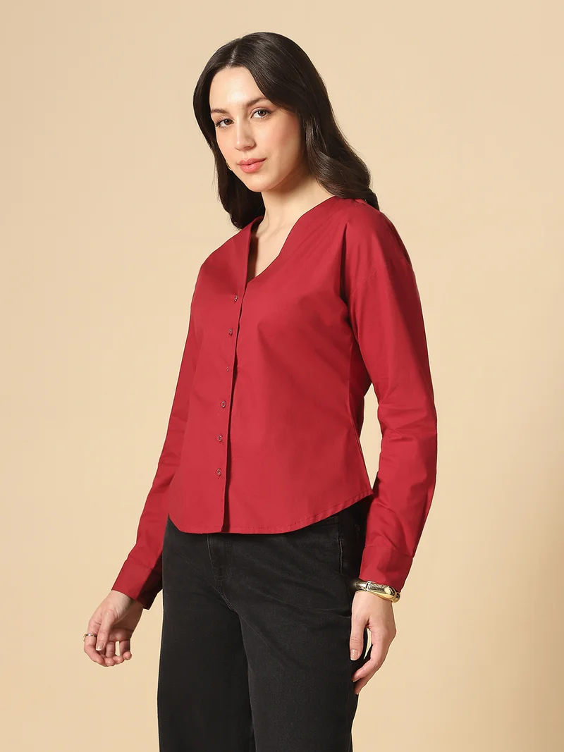 جلو باص بلوزة نسائية بياقة على شكل حرف  وأكمام مكبلة بلون عنابي سادة وحافة منحنية للعمل