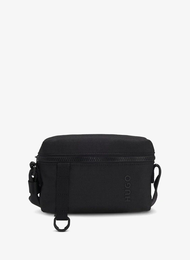 هوجو حقيبة كروس بودي بنقش شعار