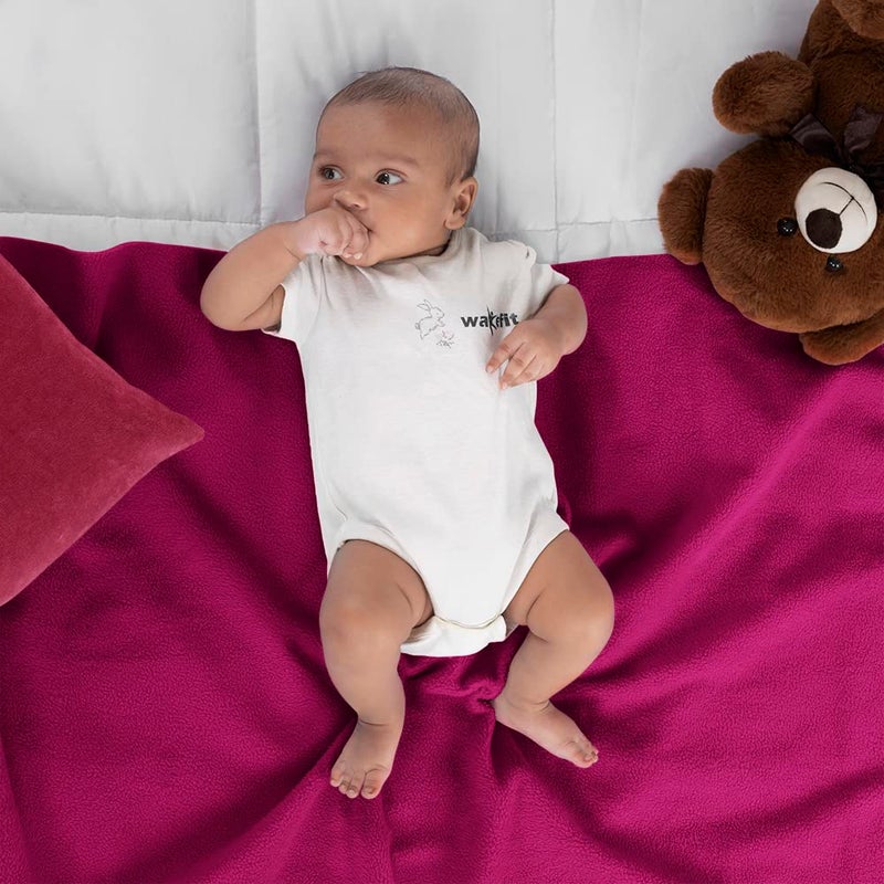 Wakefit ورقة واكفيت الجافة للمواليد الجدد | ورقة مقاومة للماء للأطفال الصغار | ورقة فليس مضادة للتكتل فائقة الامتصاص سريعة الجفاف | واقي سرير للأطفال | كبير (140x100 سم) | ماغينتا - مجموعة من 1 - Image 2