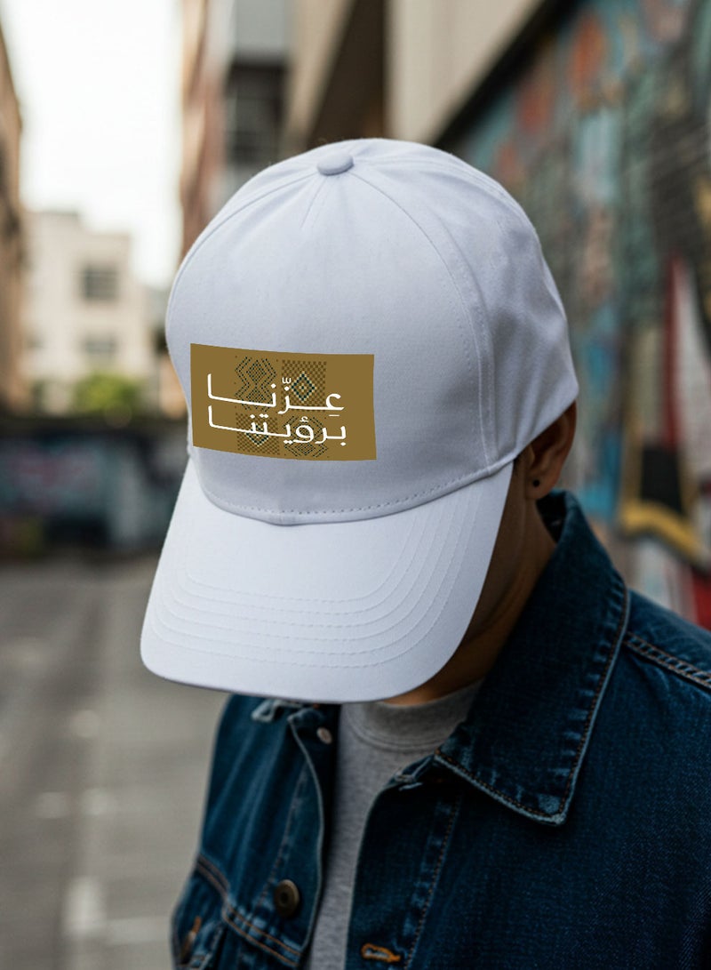 لوحة كاب مصنوع من القطن لمناسبة اليوم الوطني السعودي بتصميم عزنا برؤيتنا - Image 2