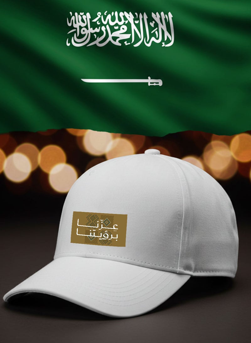 لوحة كاب مصنوع من القطن لمناسبة اليوم الوطني السعودي بتصميم عزنا برؤيتنا - Image 3