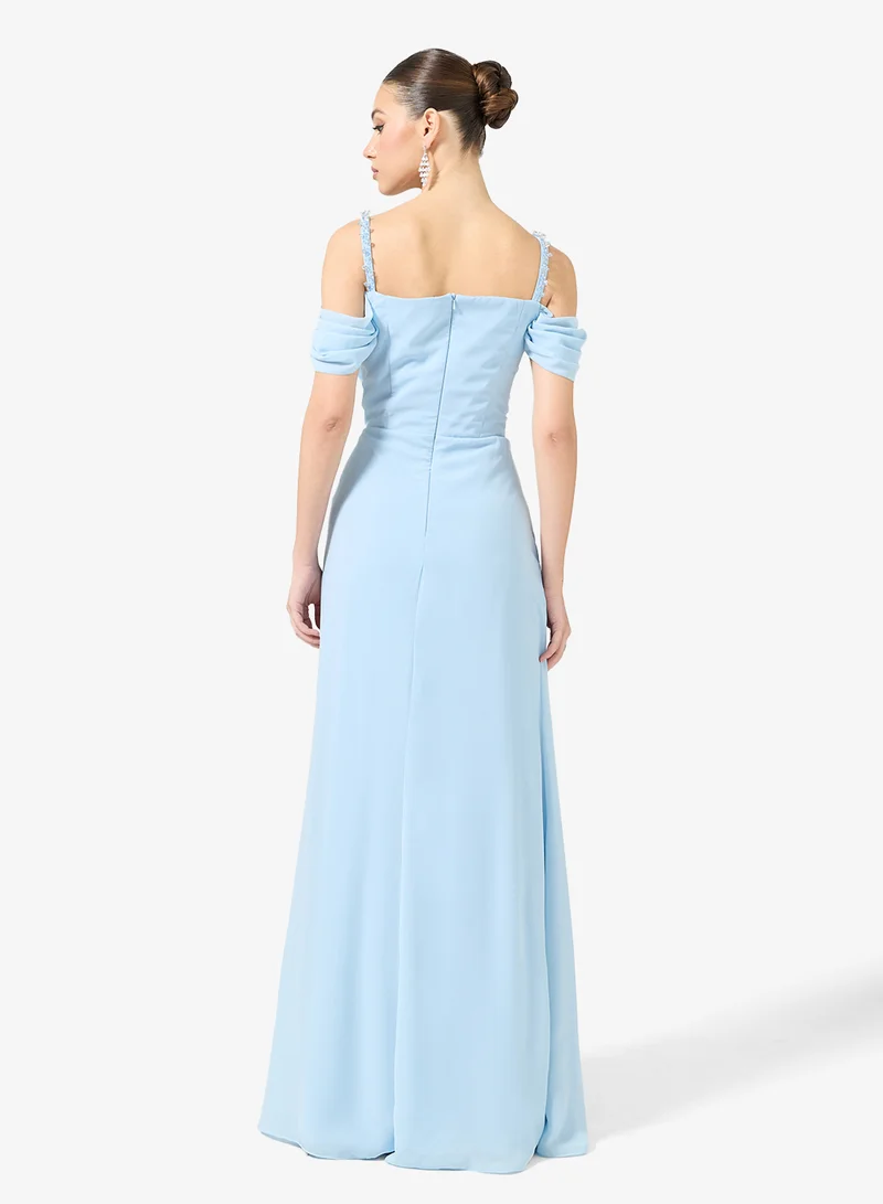 نمشي x فستان ضيق بكتف مكشوف وكسرات