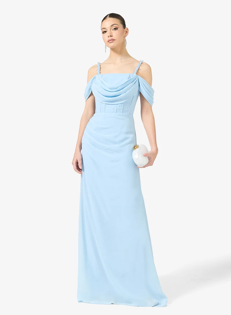 نمشي x فستان ضيق بكتف مكشوف وكسرات