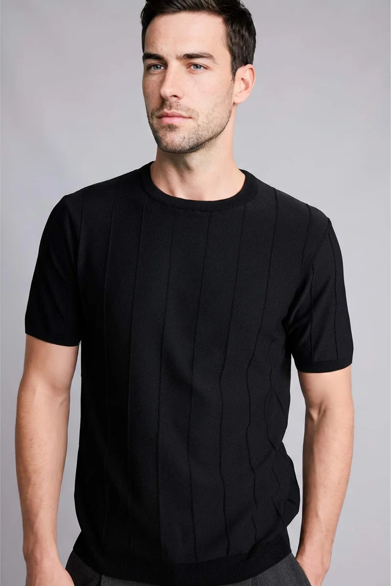 ديفاكتو Standard Fit Crew Neck Short Sleeve T-Shirt