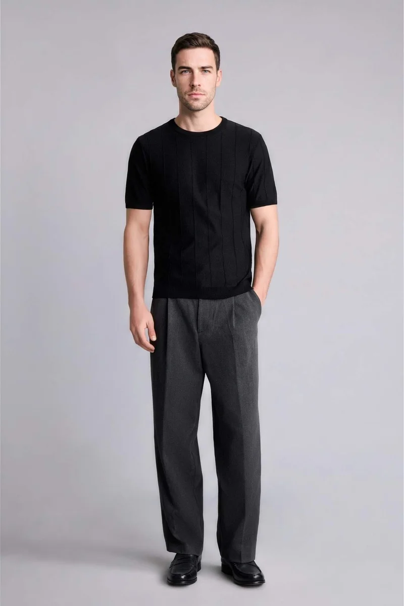 ديفاكتو Standard Fit Crew Neck Short Sleeve T-Shirt