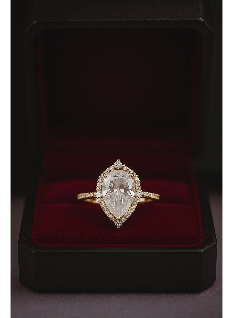 ثري دايموندز خاتم دهبي بتصميم دمعة – فص زيركون كبير محاط بفصوص لامعة، لمسة فخامة وأناقة تبهر - Image 3